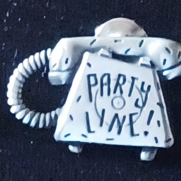 TWO NEAT LAPEL PINS - COCA COLA & VINTAGE PARTY LINE PHONE - Picture 4 of 6